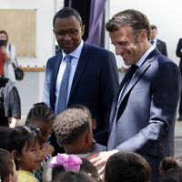 Le président Emmanuel Macron et le ministre de l'éducation Pap Ndiaye en visite dans une école à Marseille le 02 juin 2022