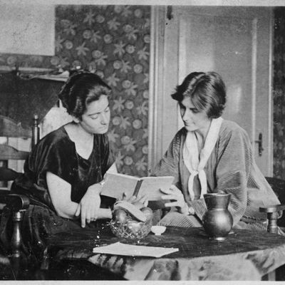 La cheffe d'orchestre Frieda Belinfante (à gauche) et la compositrice Henriëtte Bosmans photographiées en 1929 chez elles à Amsterdam.