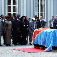 La famille de Patrice Lumumba et les autorités congolaises et belges après la remise de la dent de l'ancien dirigeant, installée dans un cercueil