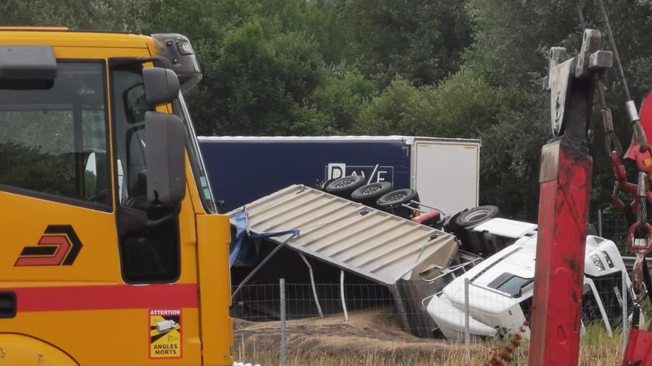 Un camion rempli de colza se renverse sur un rond-point en Dordogne