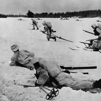 1er octobre 1939 : l'infanterie finlandaise à skis, les fameuses "troupes fantômes", qui infligent de lourdes pertes aux Russes.