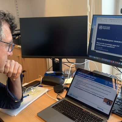 Le Pr Arnaud Fontanet, épidémiologiste, dans son bureau de l'Institut Pasteur lors d'une visioconférence avec l’OMS.