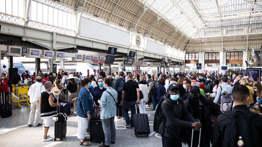 Gare de Lyon : une centaine de passagers dorment dans un train, 500 chambres d'htels payes par la SNCF