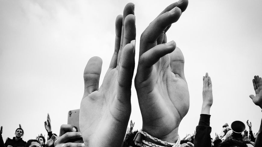 Fethi Sahraoui : "La photographie me sert à raconter des histoires" durée : 00:43:41 - Par les temps qui courent - par : Marie Richeux - Rencontre avec le jeune photographe algérien Fethi Sahraoui à l’occasion de la sortie de son livre "Triangles of Views" paru aux éditions La chambre claire. - invités : Fethi Sahraoui Photographe "Stadiumphilia"