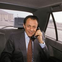 Michel Rocard, nouveau Premier ministre, dans sa voiture de fonction devant l'Assemblée nationale en mai 1988