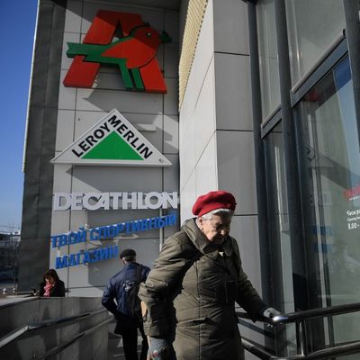 Un centre commercial abritant un supermarché Auchan, un magasin de bricolage Leroy Merlin et un magasin d'articles de sport Decathlon à Moscou le 24 mars 2022.