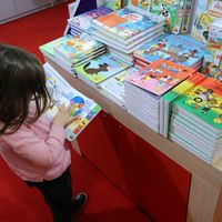 Une enfant au Salon du livre et de la presse jeunesse (SLPJ), à Montreuil, 29 novembre 2017