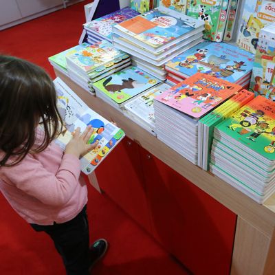 Une enfant au Salon du livre et de la presse jeunesse (SLPJ), à Montreuil, 29 novembre 2017