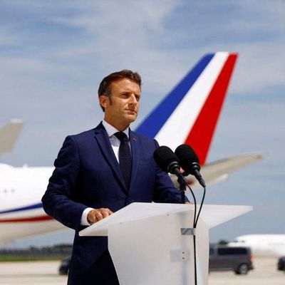 Emmanuel Macron sur le tarmac d'Orly, le 14 juin 2022.