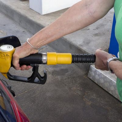 Une automobiliste dans une station-service, le 15 mai 2022. Photo d'illustration.