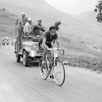 Le cycliste italien Fausto Coppi dans la montée de l'Alpe d'Huez pour la 10ème étape du Tour de France 1952.