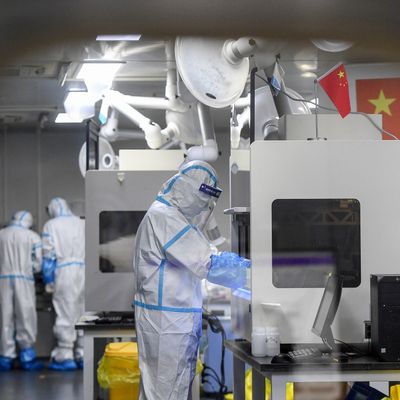 Des techniciens travaillant au laboratoire Fire Eye à Wuhan, dans la province centrale du Hubei en Chine, le 5 août 2021