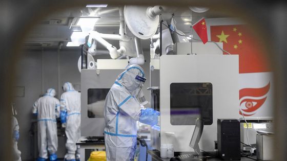Des techniciens travaillant au laboratoire Fire Eye à Wuhan, dans la province centrale du Hubei en Chine, le 5 août 2021 ©AFP - STR / AFP