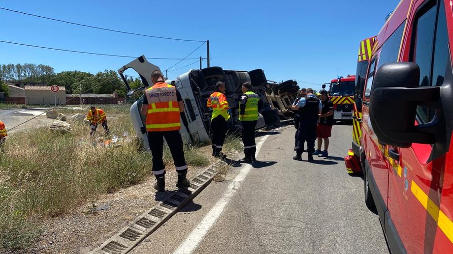 PHOTOS -  Un camion se renverse dans un rond-point � Manduel