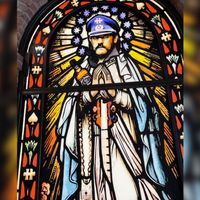 Un vitrail représentant Lemmy exposée sur le décor de cathédrale au Hellfest