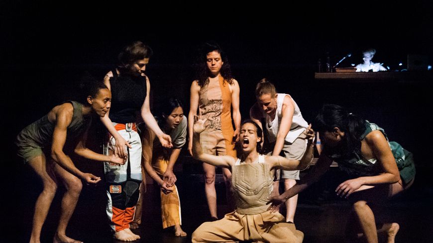 Mylène Benoit : "Pour moi, le plus important dans la danse, c’est le fond commun d’humanité" durée : 00:44:57 - Par les temps qui courent - par : Marie Richeux - Rencontre avec la chorégraphe Mylène Benoit pour son spectacle "Archée" qui se joue au théâtre de Chaillot jusqu’au 17 juin 2022, puis sera en tournée notamment au festival FemArt de Pristina au Kosovo le 23 juin 2022 - invités : Mylène Benoit Chorégraphe "Archée" de Mylène Benoit, Chaillot-Théâtre National de la Danse