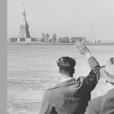 Saluts à la statue de la liberté d'immigrants refoulés