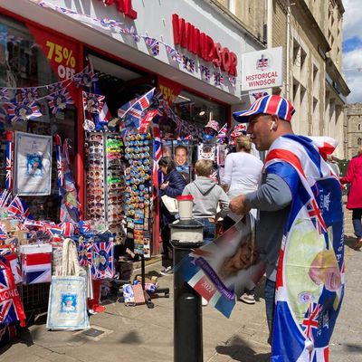 Dans une rue de Windsor aux couleurs de la Reine en ce début juin 2022