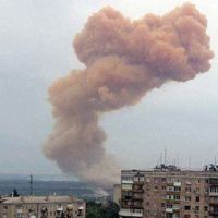 Un nuage de vapeur est observé au-dessus de la ville de Severodonetsk, suite à l'impact d'un obus sur un réservoir d'acide nitrique à l'usine chimique Azot.