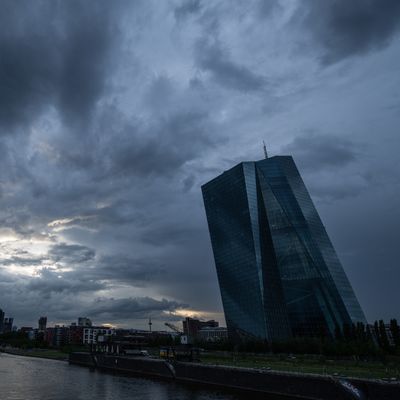 Après la pandémie et l'inflation, voilà qu'une nouvelle crise menace, crise déjà vécue par la zone euro il y a 10 ans et nommée crise des dettes publiques .