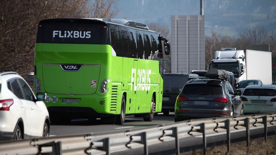 Un Flixbus percute un muret sur l'A1 : sept bless�s dont deux graves