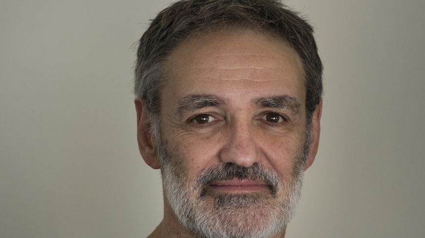 Philippe Dupuy : "Ce livre m'a permis de creuser la question du corps nu des femmes dans l’Histoire de l’art" Domaine / Métier : Intervention technique et logistique/Chargée / Chargé d'aménagement des espaces verts et de production végétale
Nature de l'emploi : Emploi ouvert aux titulaires et aux contractuels
Description du poste : TECHNICIEN GESTION D'ARRONDISSEMENT (H/F)
DIRECTION DES ESPACES VERTS Capitale de la Région Auvergne-Rhône-Alpes, la Ville de Lyon (510 000 habitants) est caractérisée par sa qualité de vie et son dynamisme exceptionnels. Pleinement engagée dans une politique de transition écologique et sociale, l'équipe municipale veut faire de Lyon une ville plus respirable, solidaire et à l'écoute de ses habitants. Pour accompagner ce projet, la Ville de Lyon bénéficie d'un budget de 800 millions d'euros et de l'engagement d'une administration municipale forte de près de 8 500 agents présents au quotidien auprès des lyonnaises et des lyonnais. Au coeur du projet de transition écologique de la Ville, la Délégation générale Urbanisme, immobilier, travaux, coordonne l'aménagement urbain, gère et valorise les espaces publics et le patrimoine immobilier de la collectivité, afin de faire de Lyon un territoire plus dynamique, écologique et inclusif, au service de ses habitants-es. La Direction des Espaces Verts (DEV), forte d'environ 400 agents répartis sur les 9 arrondissements de la ville, assure le réaménagement ou la création de nouveaux espaces publics, la gestion de 430 hectares de patrimoine de parcs et jardins, des équipements tels que les aires de jeux, les fontaines...Elle mène enfin d'importantes actions tournées en faveur de la transition écologique. Dans le cadre de sa réorganisation, la Direction des Espaces Verts recherche 2 techniciens-nes gestion d'arrondissement.
Missions : Rattaché-e au responsable du pôle gestion publique, vous assurez sur un secteur géographique l'encadrement direct d'un à trois agents de maitrise (et indirect d'une trentaine d'agents), ainsi que la coordination technique, hum aine et financière de la gestion des parcs et jardins. Vous assurez et pilotez les programmes d'entretien des parcs et les différents travaux à mener dans le cadre des projets de proximité. Vous pilotez les activités en veillant aux règles d'hygiène, de santé et de sécurité au travail, et à la bonne mise en oeuvre des orientations de gestion de la direction Vous veillez à la maintenance et l'amélioration du patrimoine des parcs et jardins dans le respect d'une gestion durable des espaces. Vous assurez le suivi technique des projets transversaux (végétalisation des cours d'écoles, rues des enfants, de voirie), de la programmation et suivi des travaux (propositions de commandes, gestion des DT-DICT), des projets de maitrise d'oeuvre externe en phase PRO et Chantier (prescriptions de conception durable, conformité des réalisations, réunions de chantiers, DOE, réception...)
Vous veillez à la mise à jour régulière de l'inventaire du patrimoine en lien avec la cellule information géographique. Interlocuteur-rice unique des Mairies d'arrondissement , vous assurez la gestion et le suivi des demandes d'entretien courant, des demandes et réclamations des usagers, des demandes de manifestations sur espaces verts en lien avec la direction et le service occupation temporaire de l'espace public. Vous participez à des groupes de travail et/ou projets thématiques et transversaux internes à la Direction des Espaces Verts ou entre directions : fleurissement, arrosage, palettes végétales, conception et gestion durable, écologie et santé ... Vous assurez, en lien avec le service Gestion Spécialisée, le suivi de la conception des projets d'aménagements du service études de la Direction et des maitrises d'ouvrages (Métropole, SERL et SPL) en phase projet et réalisation des travaux Profil recherché : Niveau 5 BAC+2 mini / Technicien BTS aménagement paysager ou équivalent souhaité, vous possédez une expérience avérée dans les domaines indentifiés. Vous possédez une expérience en management opérationnel d'équipe et en conception et gestion durable d'espaces verts. Rigoureux-se, organisé-e, méthodique, vous avez les qualités relationnelles qui vous permettront de répondre efficacement à ce poste. Conditions spécifiques d'exercice : possibilité de réunions hors plages horaires habituelles. Lieu de travail : Direction des Espaces Verts Ville de Lyon - Parc de la Tête d'Or- porte de la voûte - boulevard Stalingrad 69006 Lyon Horaires : 38h45
Géolocalisation du poste : DRH - SERVICE RECRUTEMENT 1 PLACE DE LA COMEDIE - 69205 LYON CEDEX 01 Philippe Dupuy
