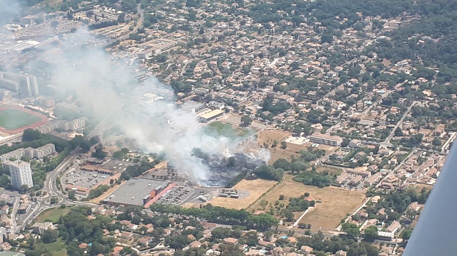 Les clients d?un supermarch� confin�s � cause d?un incendie � Bagnols