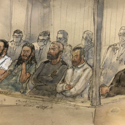 Croquis d'audience réalisé le 29 juin 2022 montrant les accusés, lors du procès des attentats terroristes de Paris du 13 novembre 2015.