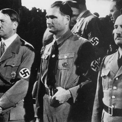 Rudolf Hess au milieu d'Adolf Hitler et de Julius Streicher, autour de 1937