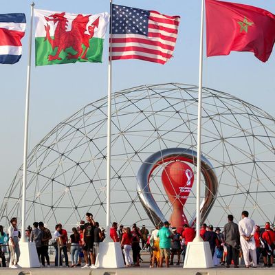 Une vue générale des drapeaux des dernières nations qualifiées pour le Mondial au Qatar, à Doha, le 16 juin 2022.