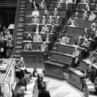 Simone Veil, ministre de la Santé, commence son discours sur l'IVG devant l'Assemblée Nationale le 26 novembre 1974.