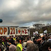 20000 manifestants alter-mondialistes ont formé une chaine humaine en marge du sommet COP 21 pour lutter contre le changement climatique le 12 décembre 2015