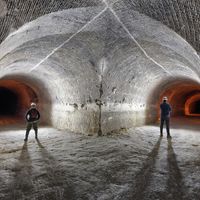 La carrière Arnaudet s'étend sur 8 kilomètres de galeries, et est soutenue par des voûtes d'arêtes allant jusqu'à 10 mètres de haut.