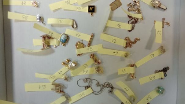 Charente : la police à la recherche de propriétaires de bijoux volés à Saint-Yrieix