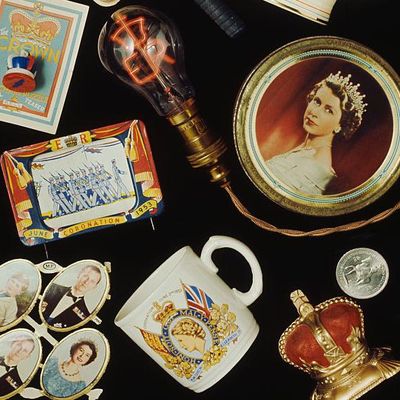 Une centaine d'objets commémoratifs à l'effigie de la Reine Elizabeth II : les enseignes et artisans sont à l'oeuvre depuis des mois.
