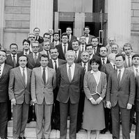 Les députés du Front National devant le Palais Bourbon en mars 1986