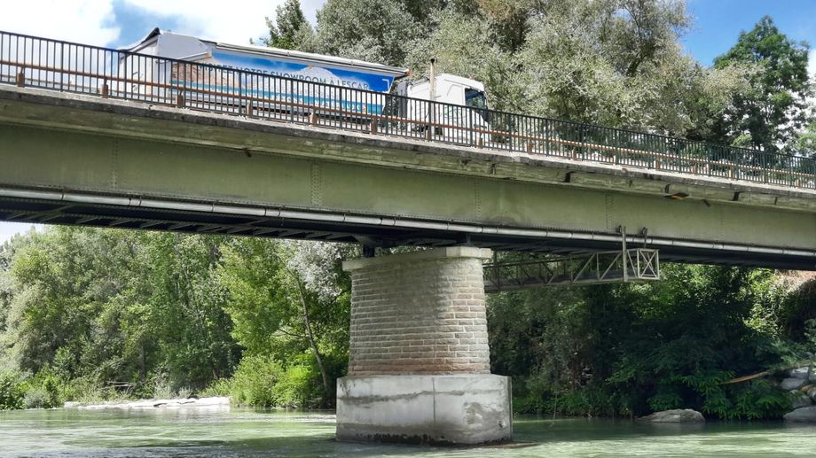 Un pont sur le gave de Pau fragilis� par les crues