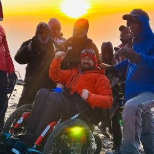 Martin Hibbert gravit le Kilimanjaro en fauteuil sur le compte Twitter de BBC Breakfast.