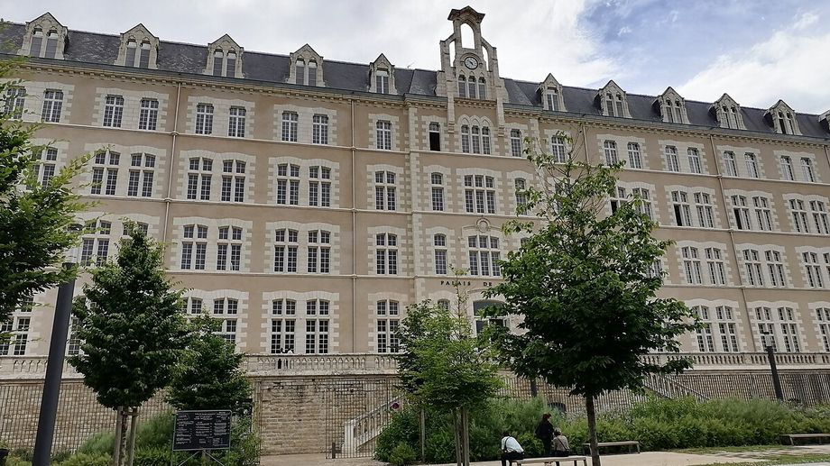 Un homme placé sous contrôle judiciaire après l'agression d'un directeur d'école près de Poitiers