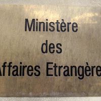 Plaque sur la façade du ministère