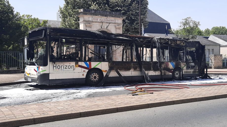 Un bus s'embrase � Ch�teauroux, pas de bless�s