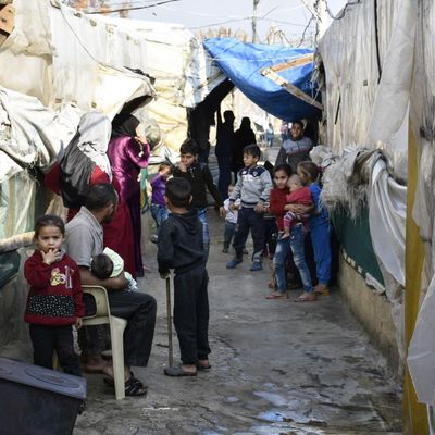 <pre class="tw-data-text tw-text-large tw-ta" data-placeholder="Traduction" id="tw-target-text" dir="ltr">Des enfants réfugiés syriens dans un camp à Tripoli, au Liban, le 3 janvier 2021.<br><br></pre>