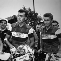 André Darrigade, Louison Bobet et Jacques Anquetil de l'équipe de France à l'arrivée de l'étape Versailles-Caen du Tour de France 1958, le 30 juin 1958.