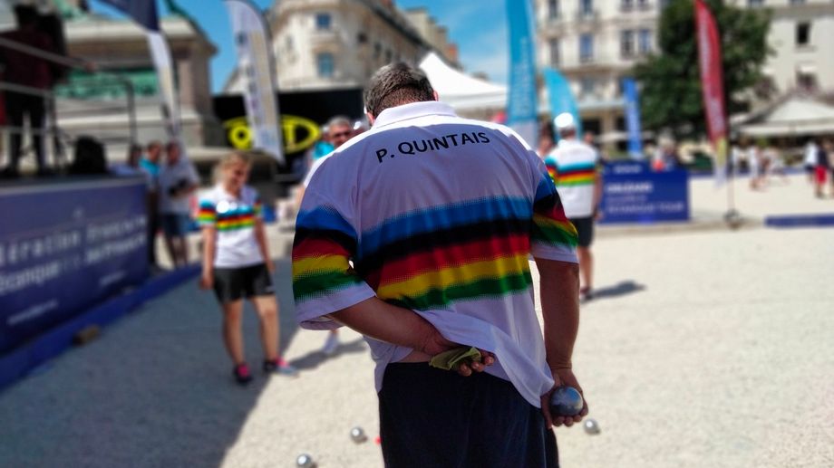 Des champions du monde de pétanque défiés sur la place du Martroi à Orléans