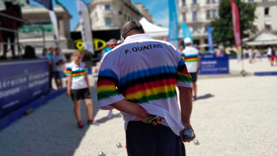 Des champions du monde de ptanque dfis sur la place du Martroi  Orlans