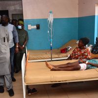 Des officiels nigérians rendent visite à des victimes de l'attaque de l'église d'Owo le 05 juin 2022.