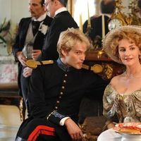 Robert de Saint-Loup (Andy Gillet) à la table de La Duchesse de Guermantes (Valentine Varela) dans le film de Nina Companeez (2010)