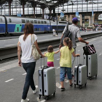 Une famille gare de Lyon à Paris.