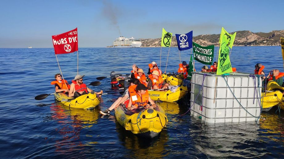 Le collectif Stop Croisi�res bloque plusieurs paquebots � Marseille, dont le Wonder of the Seas 
