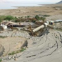 Série de structures englouties par un gouffre sur la plage de Mineral Beach, à cause du retrait progressif de la mer Morte,
